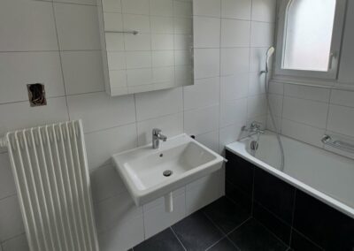Salle de bain avec lavabo et baignoire par Pred SA à Fribourg