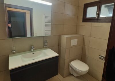 Salle de bain moderne avec meuble vasque par Pred SA à Fribourg