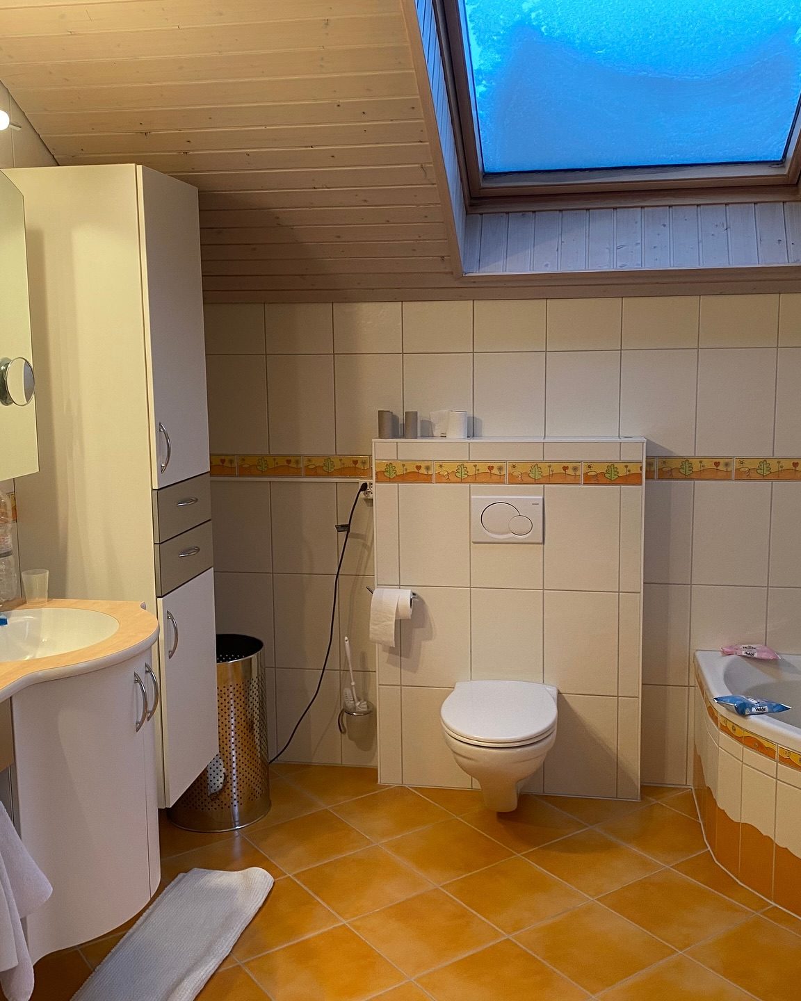 Salle de bain avant rénovation dans une villa à Cottens, meuble vasque et WC