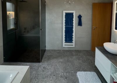 Douche à l'italienne et baignoire dans une salle de bain rénovée par Pred SA à Cottens