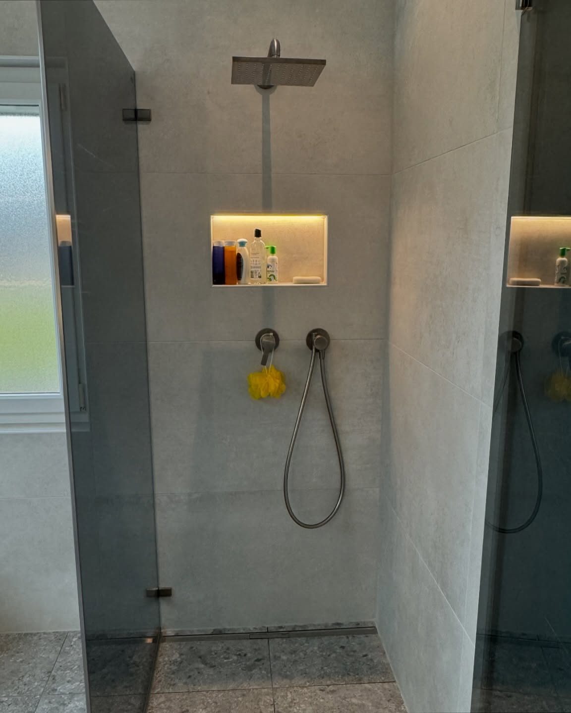 Douche à l'italienne avec niche murale et robinetterie encastrée à Cottens par Pred SA
