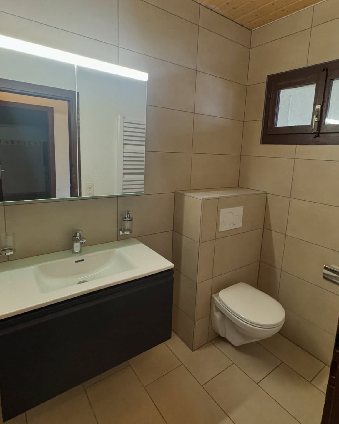 Salle de bain d'un appartement locatif rénovée par Pred SA dans le canton de Fribourg