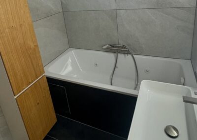 Baignoire et armoire colonne dans une salle de bain en PPE rénovée par Pred SA