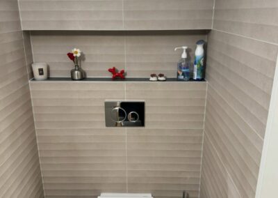 WC suspendu et niche murale dans une salle d'eau rénovée par Pred SA à Fribourg